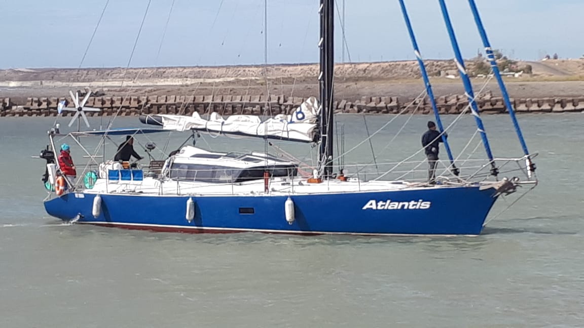 Vista lateral del velero Atlantis
